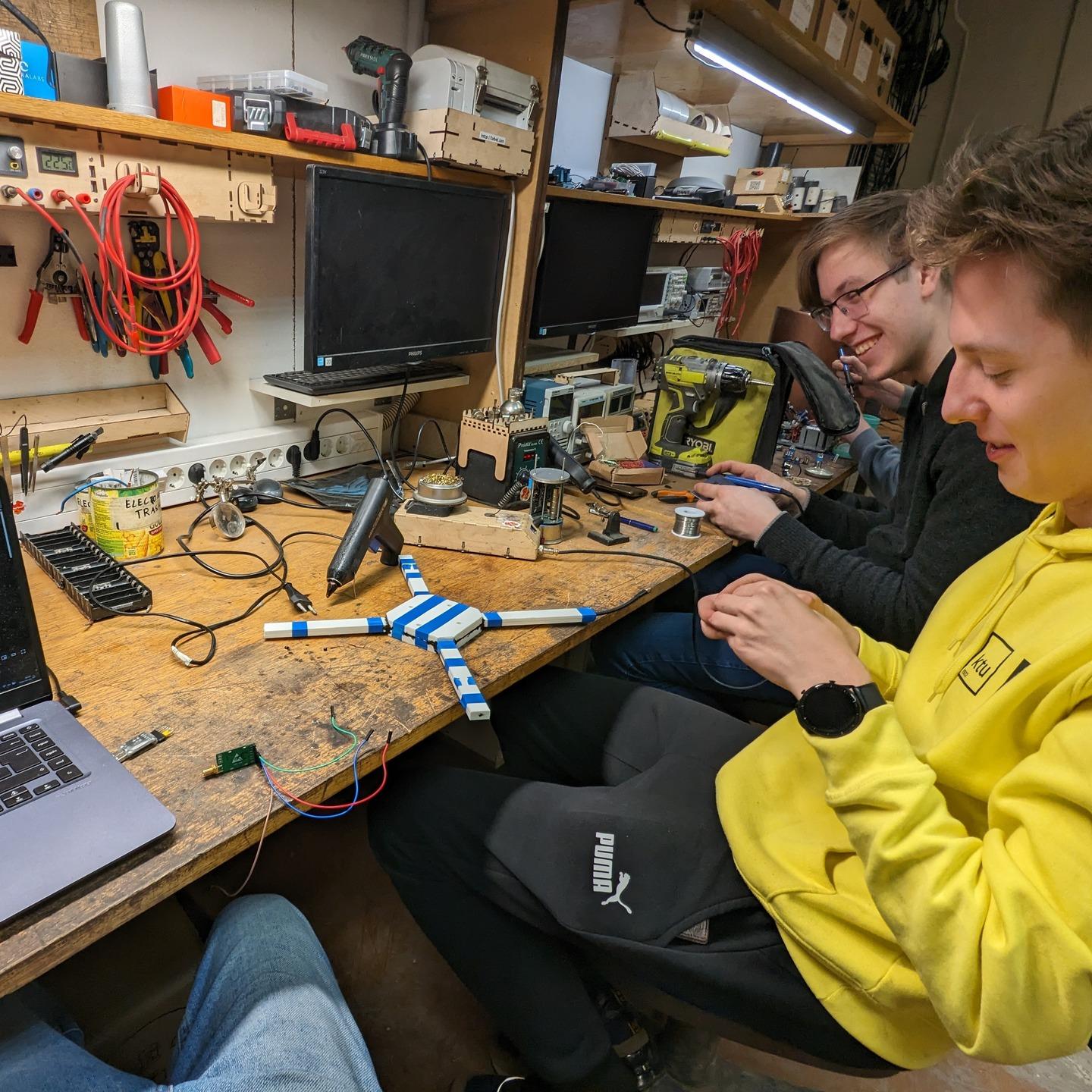 Ignas, Dominykas & Simon developing an antenna